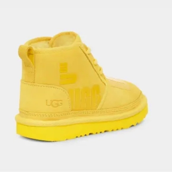Yellow Scatter Graphic Uggs size 4 - Picture 5 of 6